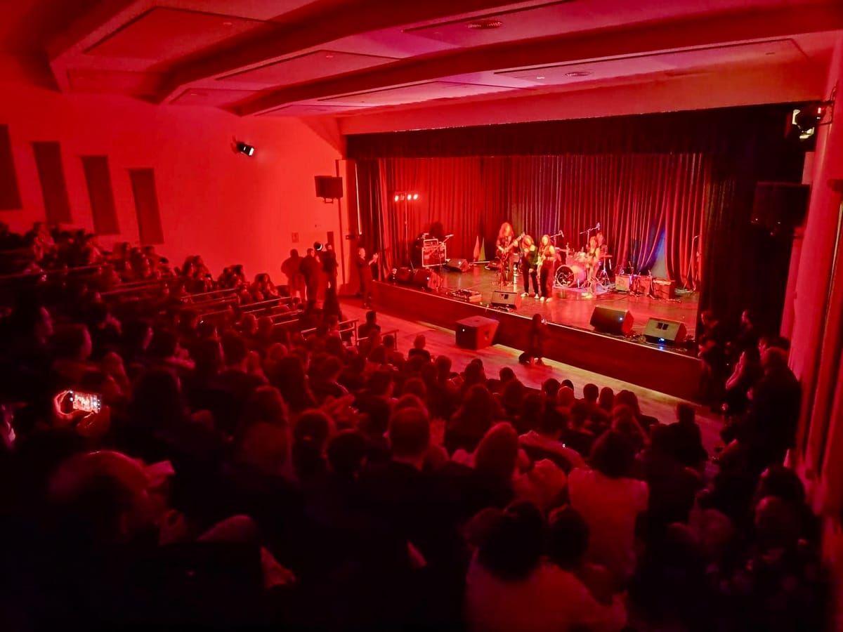 Concierto en el auditorio con el público lleno