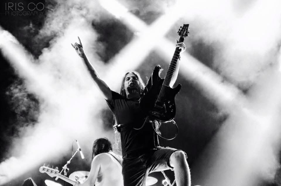 Guitarrista en directo sobre el escenario, fotografía en blanco y negro