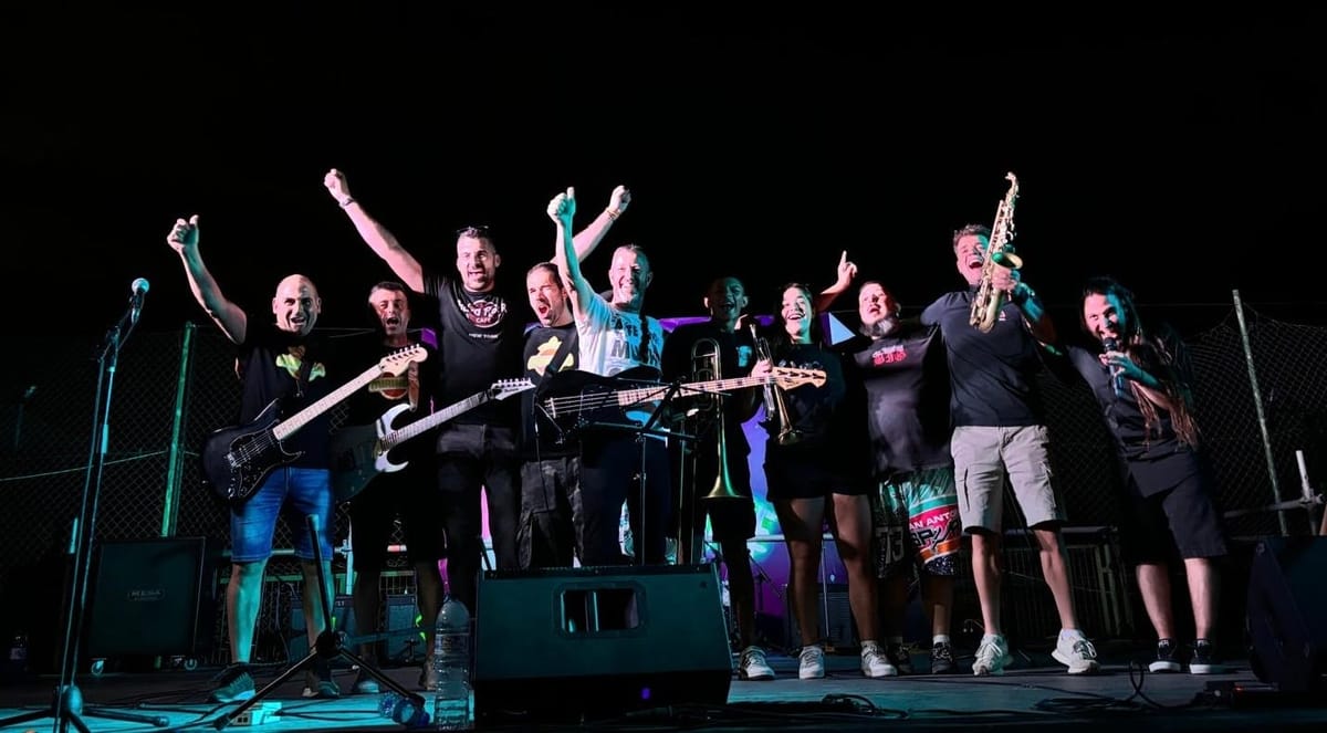 Músicos celebrando sobre el escenario al terminar un concierto