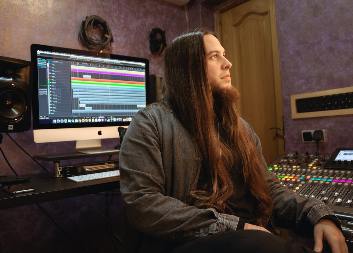 Sesión de producción en el estudio de grabación