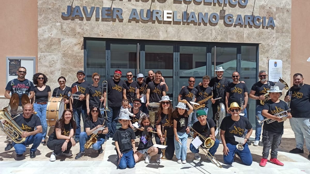 Alumnos y profesores de M.A. Music Projects con sus instrumentos frente al Espacio Escénico Javier Aureliano García
