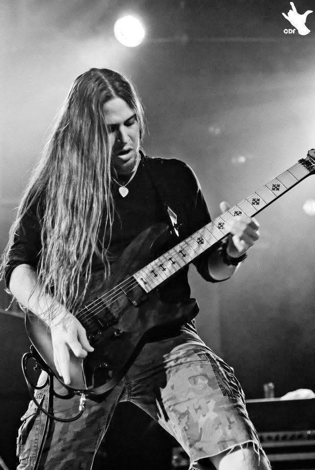 Guitarrista tocando en primer plano, fotografía en blanco y negro